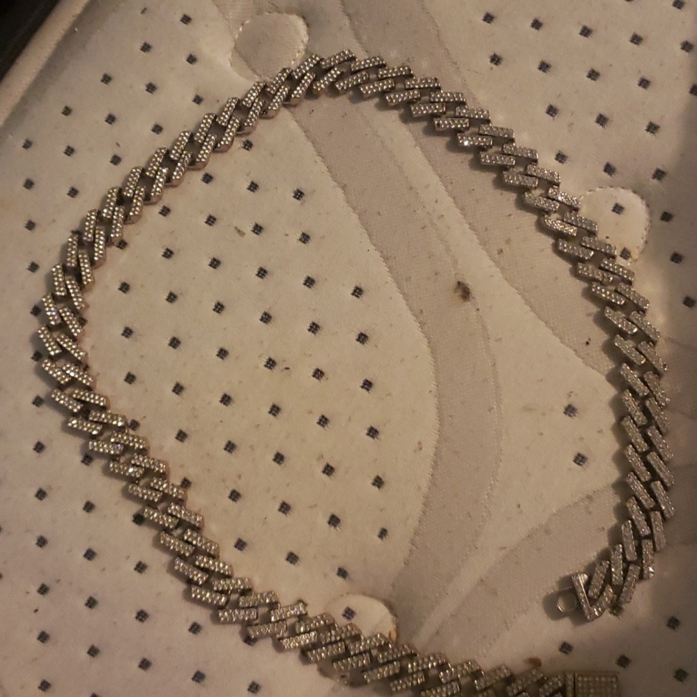 Iced out chain not reap diamonds but its also not glass its a real stone idk 💎